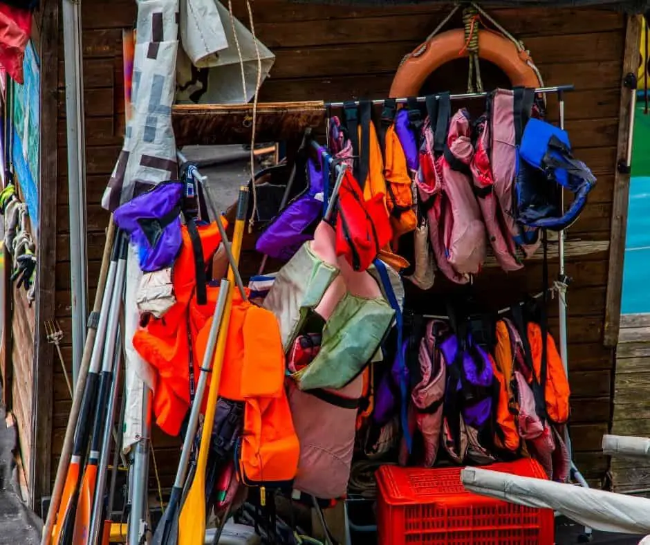 What Are The Best Life Jackets For Kayaking?